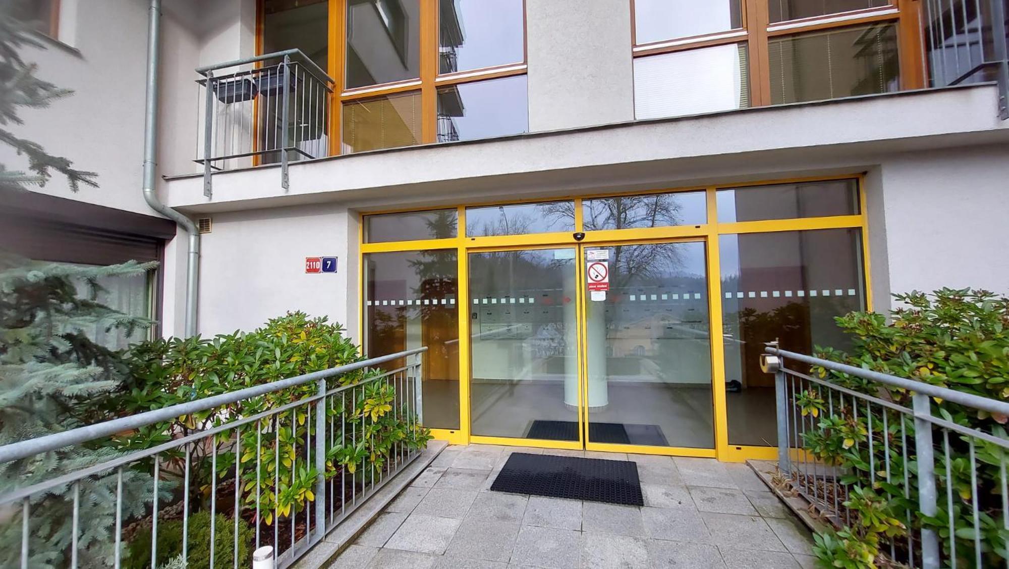 Orange Apartment *